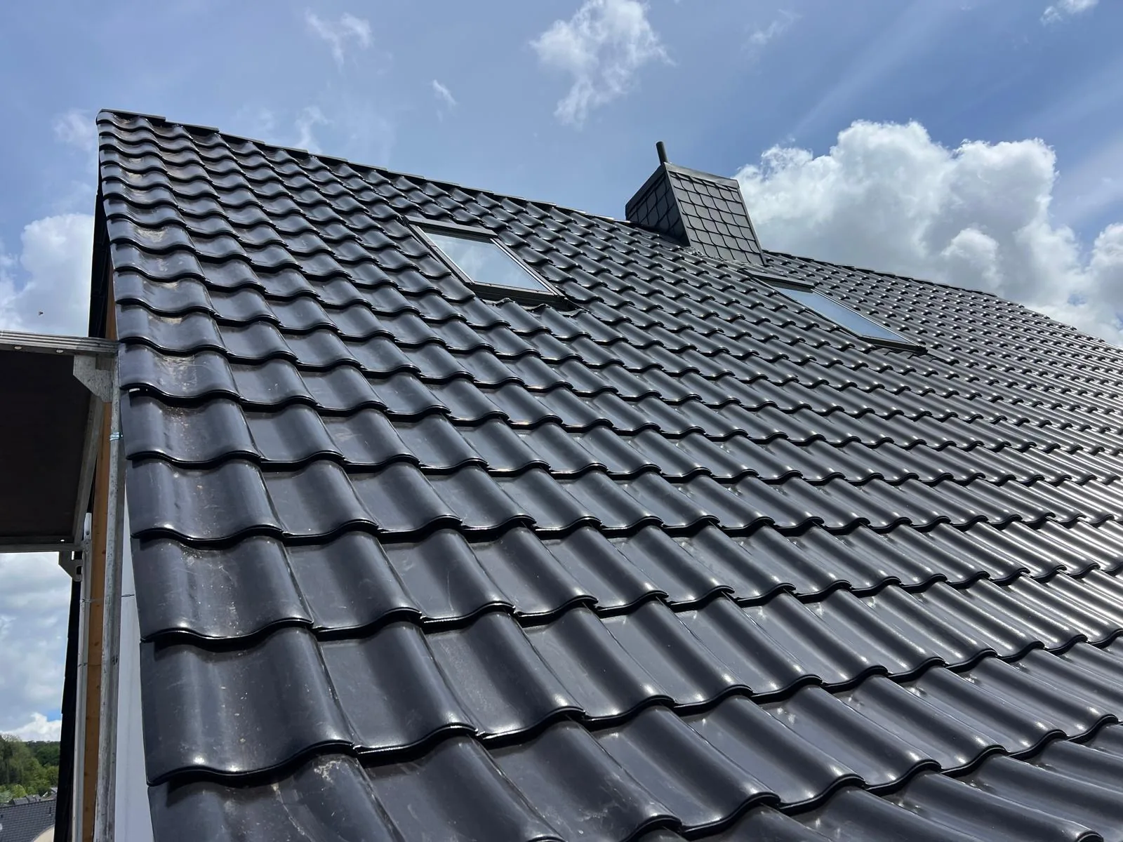 Dachziegel, Dachfenster und verkleideter Schornstein